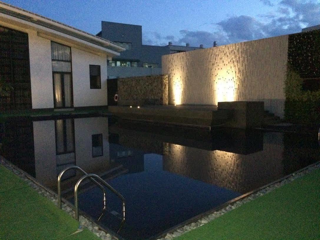 Look Royal Resort Цзяи Экстерьер фото The pool at the hotel